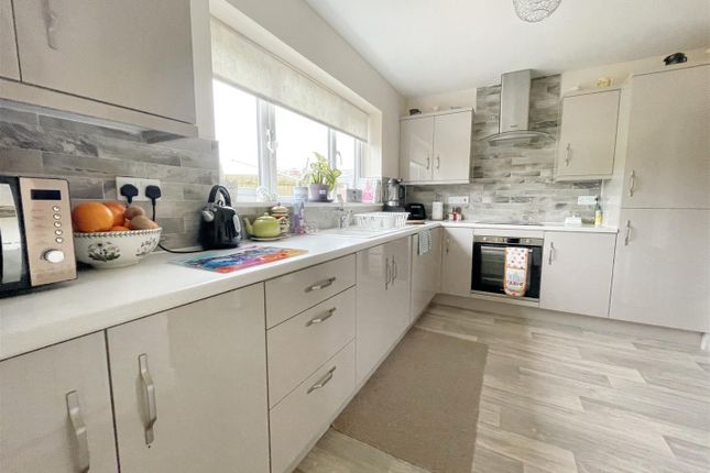 9, Maes Y Llewod, Carmarthen photo 4