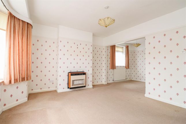 24, Treadcroft Drive, Horsham photo 2