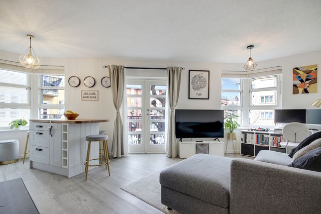 Flat for sale in Wolfe Crescent, London