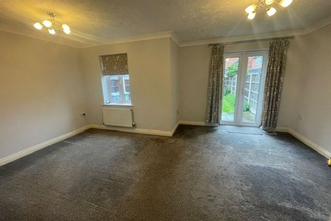 8 Youngs Close, Newark photo 2