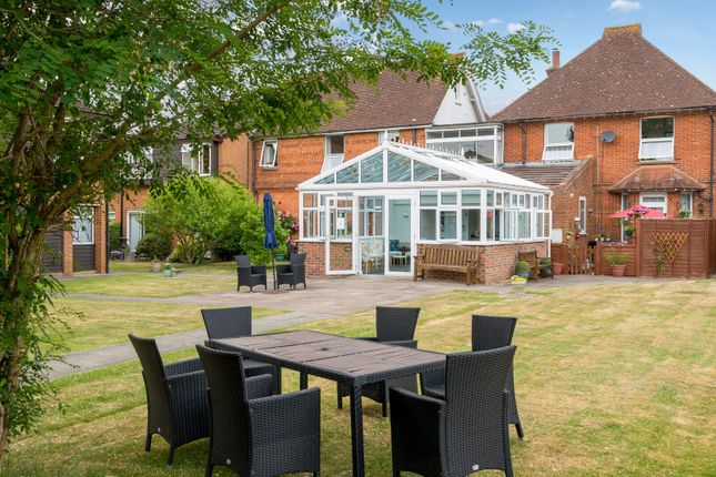 33, Hesketh Close, Surrey photo 3