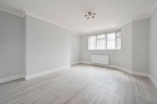 Flat to rent in The Vale, Acton, London