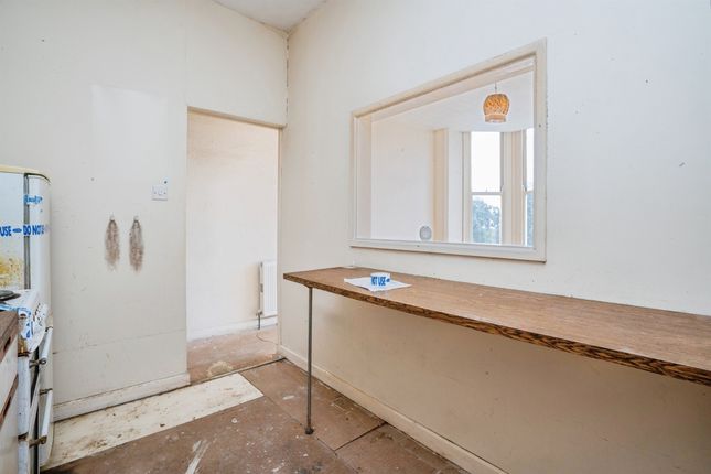 32, St James Court, 17-18, Western Parade, Southsea photo 4