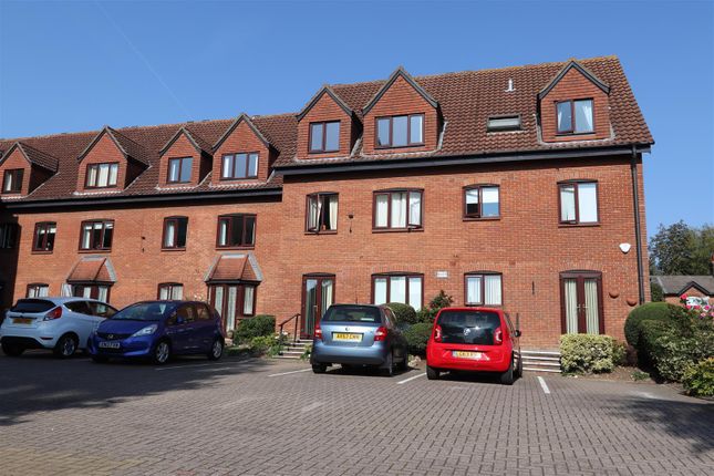 Thumbnail Flat to rent in Chelmsford Road, Shenfield, Brentwood