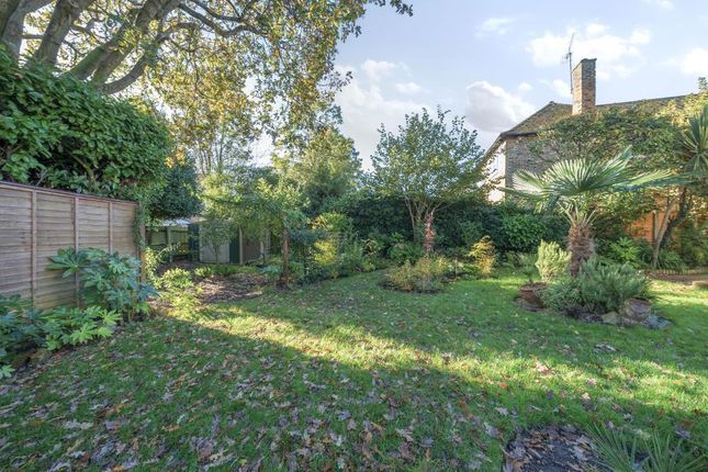 13 Foxhill Crescent, Camberley, Camberley photo 2