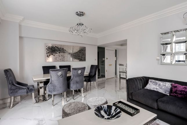 Flat 61, Princes Court, London photo 2