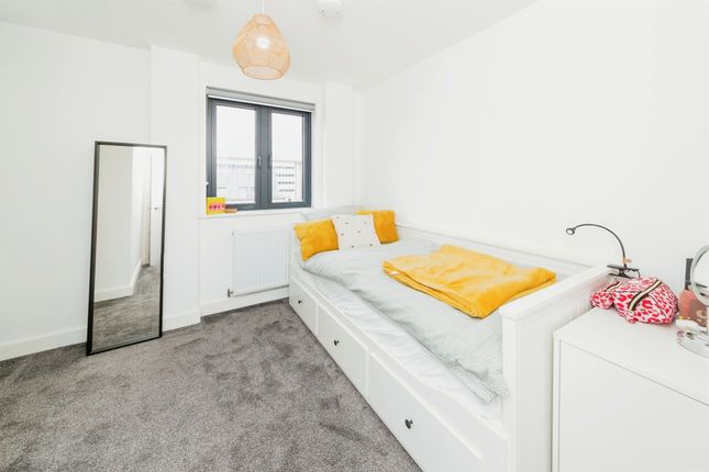 Flat for sale in East Park, Crawley