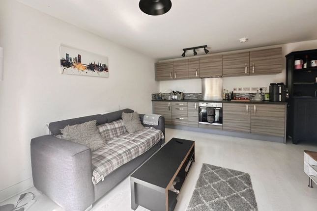 104, Holts Crest Way, Leeds photo 3