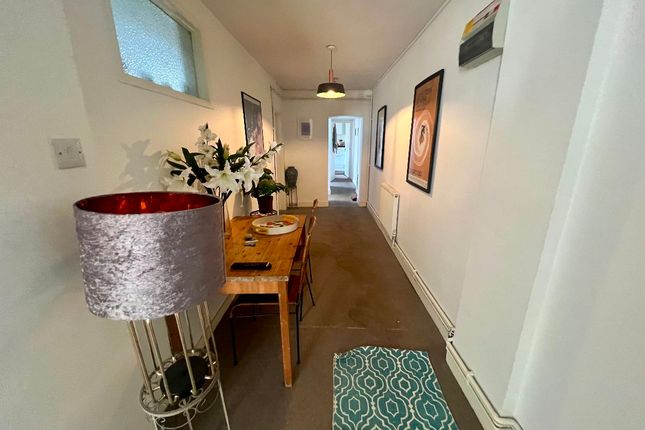 Basement Flat, 31 Wellington Square, Hastings photo 4