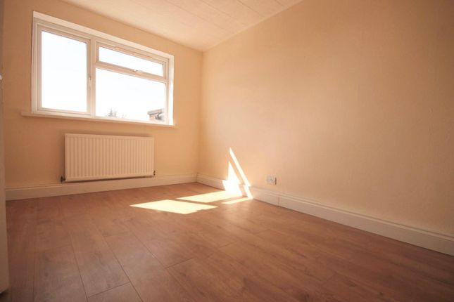 Thumbnail Room to rent in Large Rooms, Bills Included, Lodge Lane, Grays