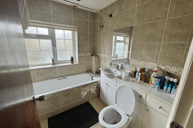 Terraced house to rent in Bixley Close, Southall