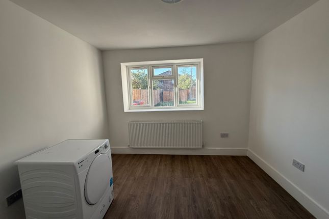 79 Faraday Road, Slough photo 4