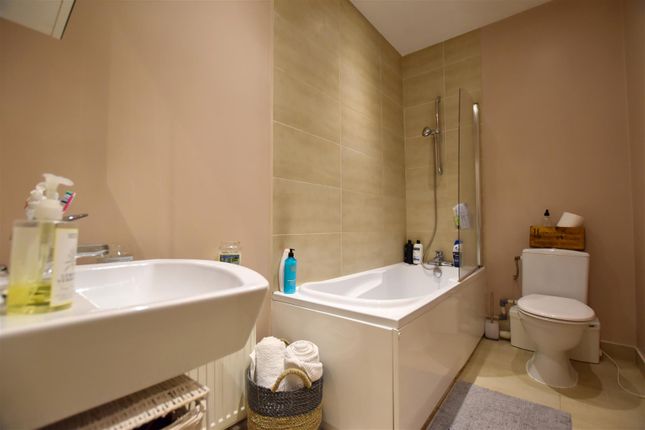 Flat 1, 64 Castle Walk, Reigate photo 4