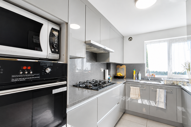 10, Sandown Close, Hounslow photo 4