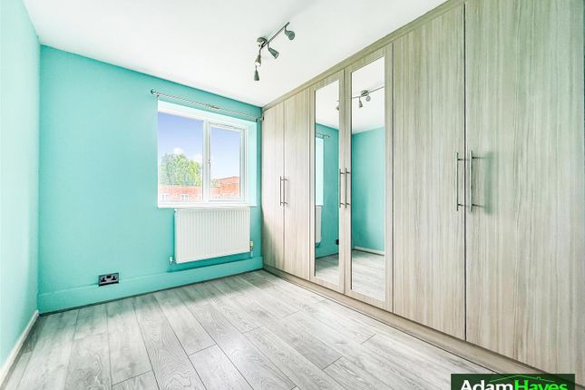 Flat 47 Friern Court, Friern Barnet Lane, London photo 3