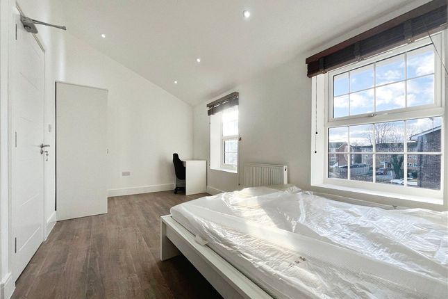 Room 4, 24, Kestrel Avenue, Surrey photo 2