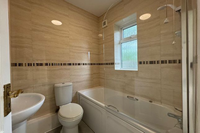 18 Halsford Croft, East Grinstead photo 5