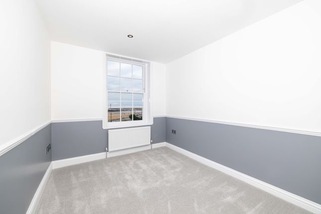 Flat 2, 12, Marine Gardens, Margate photo 4