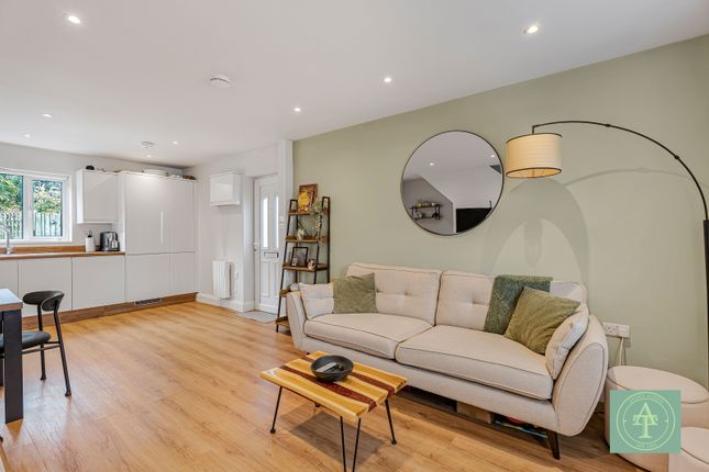 4a Barber Close, Winchmore Hill, London photo 4