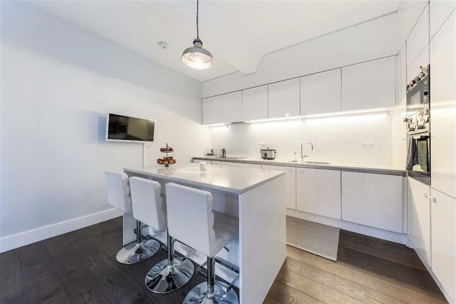 Flat 011, Block A, Green Walk, London photo 4