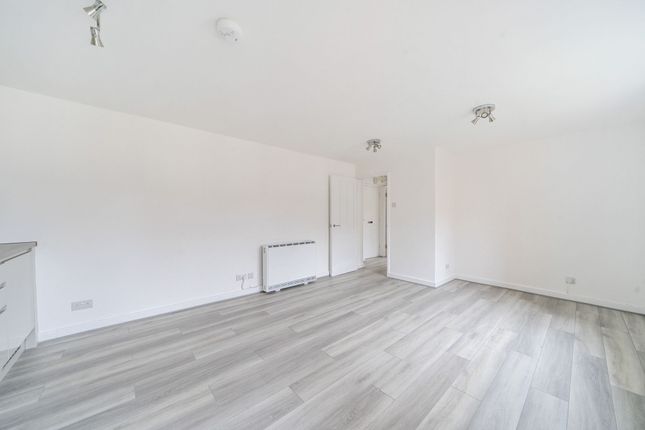 28 John Silkin Lane, London photo 2