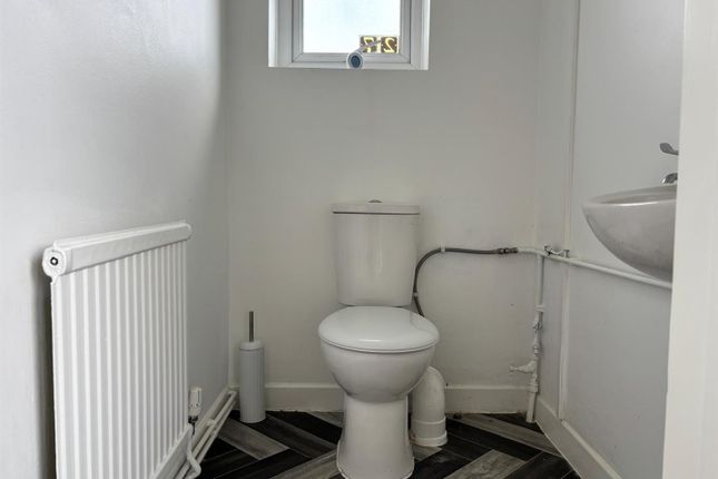 27, Erw Non, Llannon photo 3