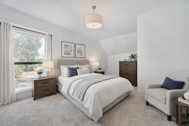 L/R 42 Ravensbourne Park Crescent, London, Greater London photo 4