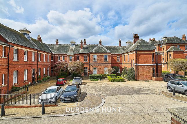 Flat to rent in Osborne House, Repton Park, Woodford Green