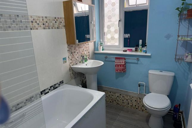 Bathroom.Jpg