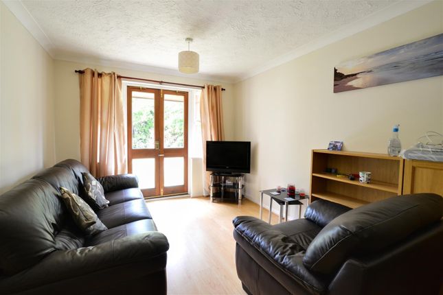 25, Meadowlea Close, Middlesex photo 2