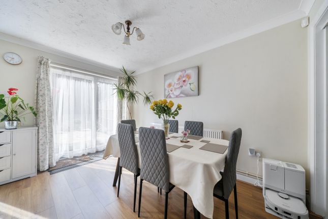 86, Chiltern Crescent, Reading photo 4