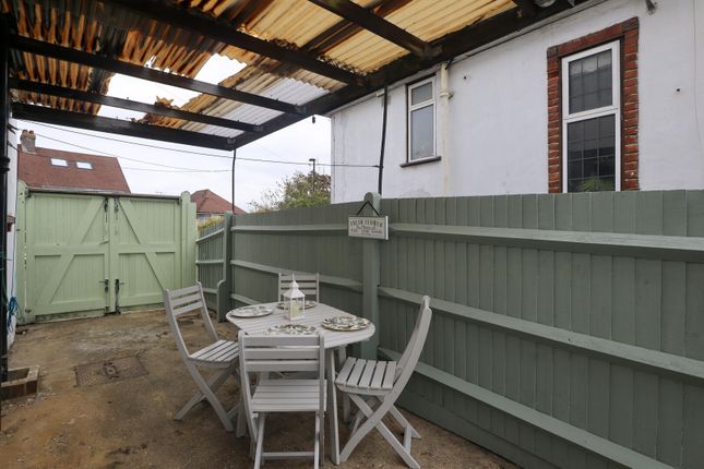 15, Alexander Road, Coulsdon photo 2
