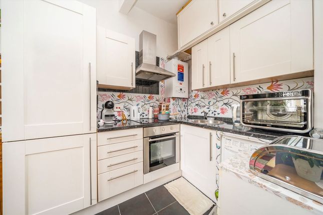Flat 4 Seymour Mansions, Boscombe Road, London photo 3