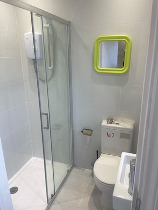 Studio flat on Whalebone Lane North, Romford, £1,050/mo