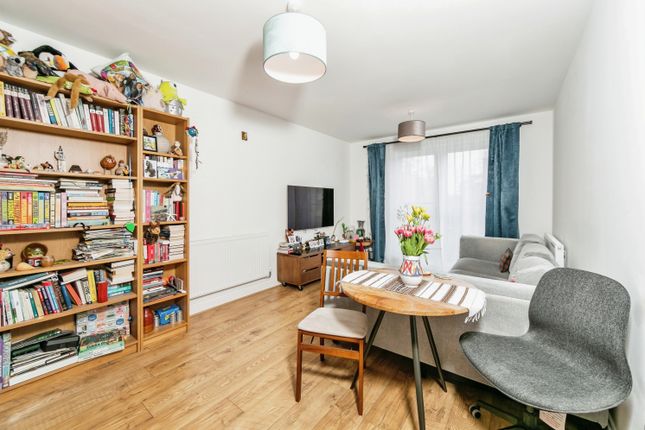 Flat for sale in 1 Elvian Close, Reading