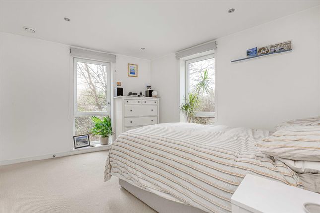 Flat for sale in Summerbee House, Wandsworth