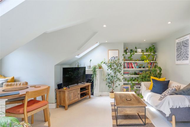 28D, Crockerton Road, London photo 2