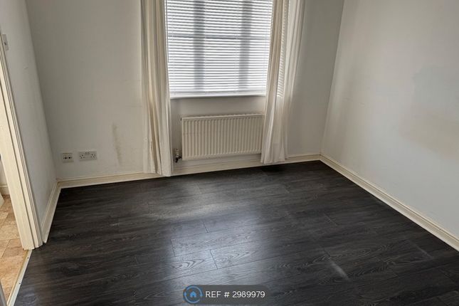 Henry Addlington Close, Beckton, London photo 4