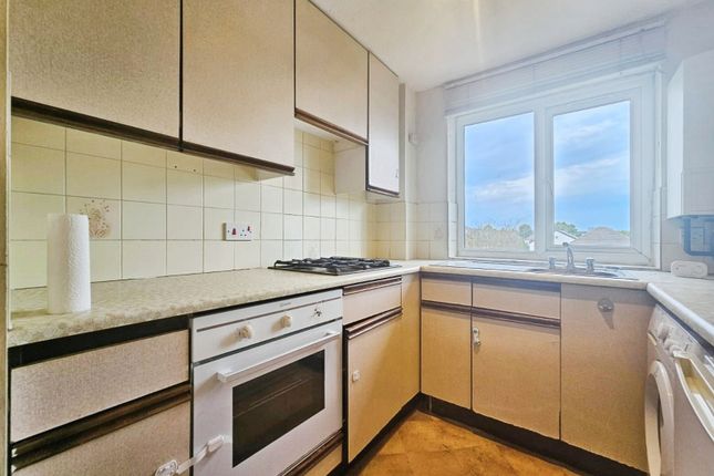 17, Lastingham Court, 213, Laleham Road, Surrey photo 2
