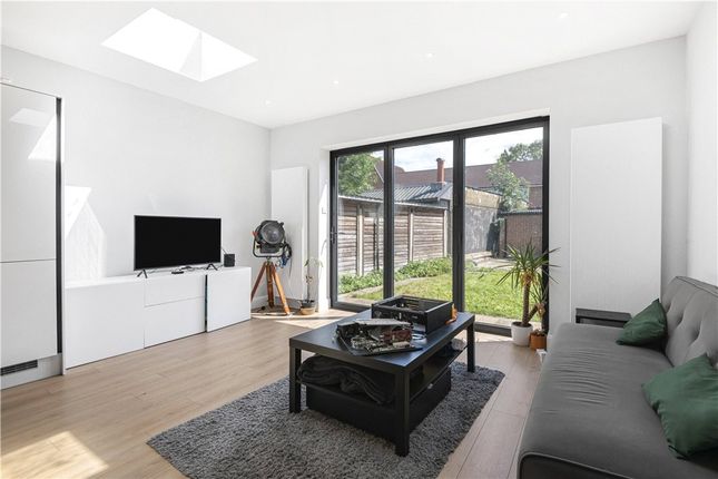 27, Homefield Gardens, Mitcham photo 4