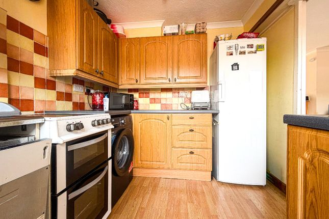 7 Barrow Drive, Taunton, Somerset photo 2