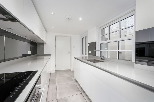 Flat to rent in Harewood Avenue, London