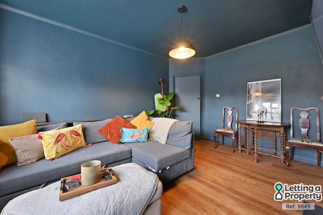 Flat 6, Park Lodge, Friern Park, London photo 2