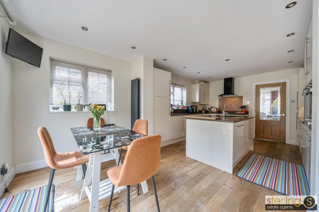 1, Hunters Close, Tring photo 4