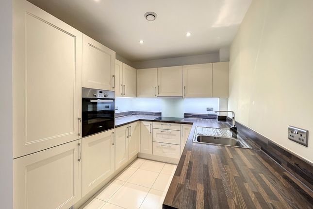 Flat 15, Lake View Court, Snodland photo 3