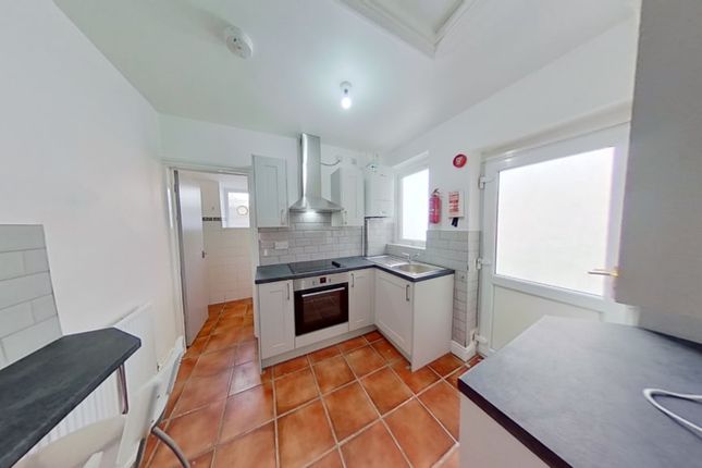 Thumbnail Shared accommodation to rent in Queen Street, Treforest, Pontypridd