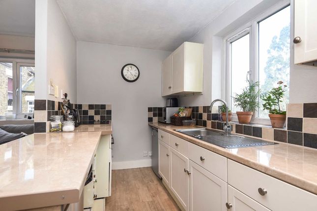 93B, Hopton Road, London photo 3