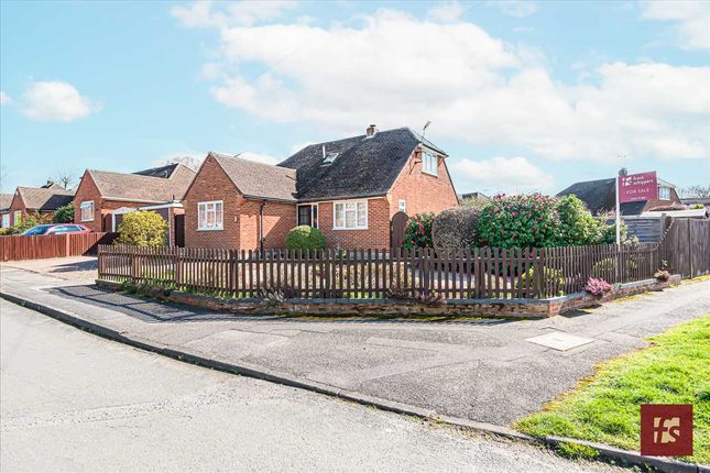 Thumbnail Bungalow for sale in Farm Close, Crowthorne