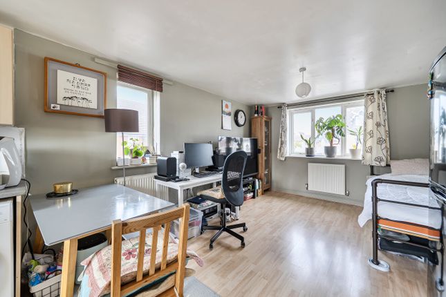 4, Chandlers Close, West Molesey photo 3