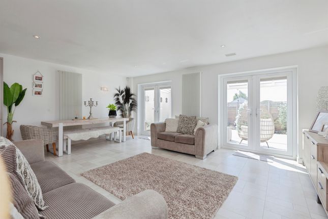 10, Fieldway Crescent, Leicester photo 3